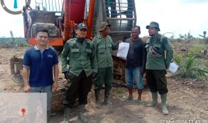 PENJAGAAN KETAT KAWASAN TN TESSO NILO, PETUGAS BERI SURAT PERINGATAN OPERATOR ALAT BERAT DALAM KAWASAN