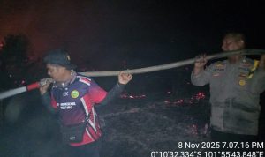 Api Kian Meluas, Petugas Bertahan di Tengah Malam: Perjuangan Tim Gabungan Padamkan Karhutla di Kenayang