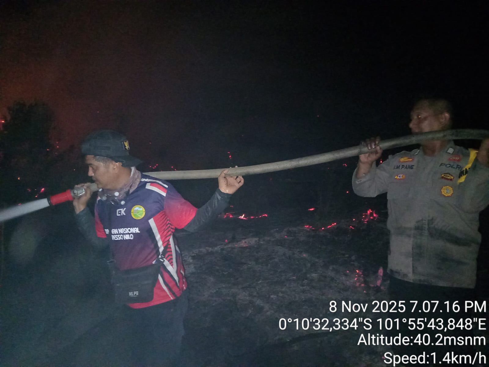 Api Kian Meluas, Petugas Bertahan di Tengah Malam: Perjuangan Tim Gabungan Padamkan Karhutla di Kenayang