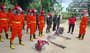 Di Tengah Kemarau Mengintai, Petugas SPTN I Lubuk Kembang Bunga Periksa Kesiapan Peralatan Pemadam Kebakaran